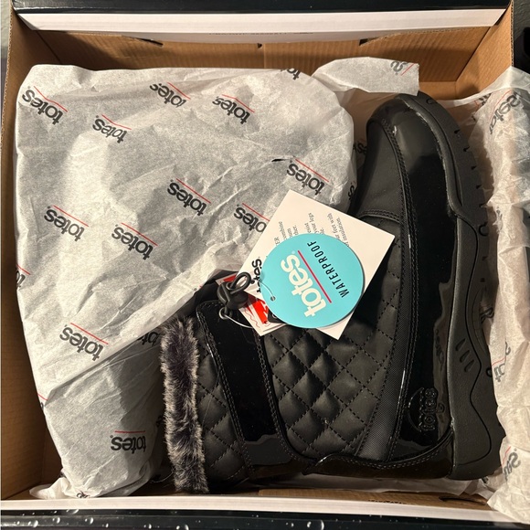 totes Black Quilted Winter Boots with Faux Fur - Picture 2 of 6